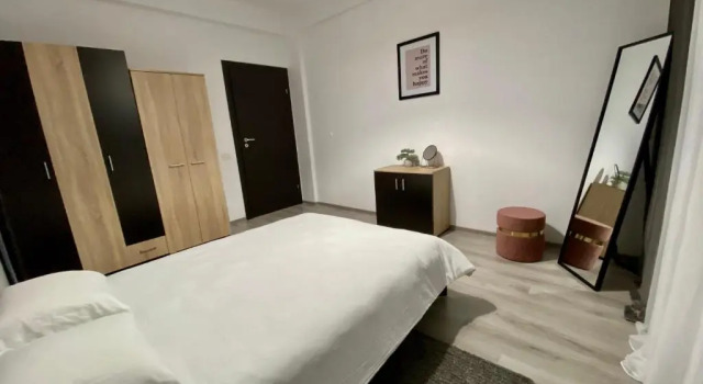 Lovely residential 1 bedroom flat with indoor pool, Rezerwuj Hotel Hotele w Chiajna z basenem, Basen