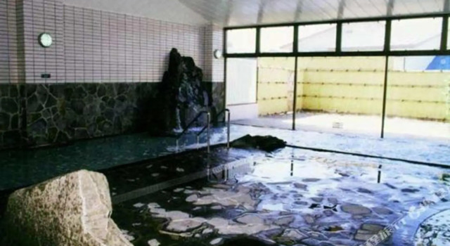 Quince Moriyoshi, Book Hotel  