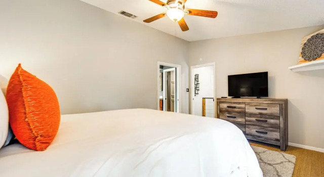 Lakefront Home: Hot Tub & Game Room in Spicewood, 预订 酒店 Spicewood 得克萨斯州