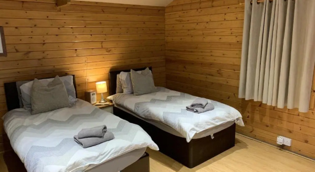 Southernwood - Garden Lodge 2, Забронировать Отель Дидкот Оксфордшир, рядом с Железнодорожный музей города Дидкот