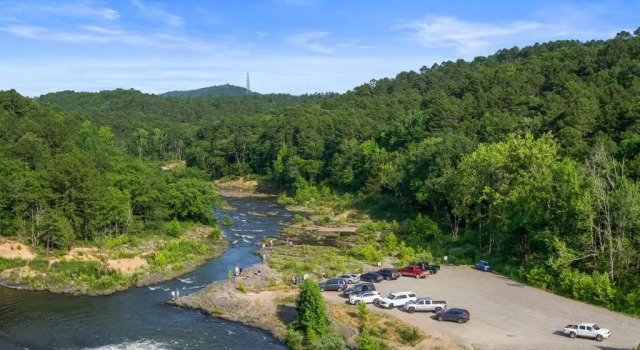 Коттедж Large Luxury 2BR Cabin w Hot Tub Double Trouble was designed for fun comfort and memories minutes from buzzling Hochatown and beautiful Beaver Bend State Park