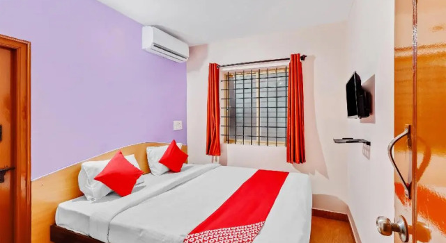 SPOT ON 49114 Airport Suites Saver, Забронировать Отель Отели штата Карнатаки с парковкой, Парковка