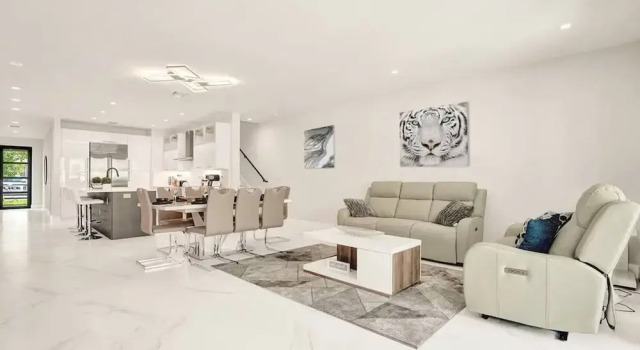 4BR w htd Pool Walk to Las Olas 5mins to Beach, Забронировать Дом для отпуска Отели Форт-Лодердейл с парковкой, рядом с Театр Andrews Living Art Studio, Парковка