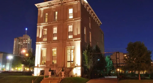 Grand Center Inn, Забронировать Гостевой дом Сент-Луис Миссури