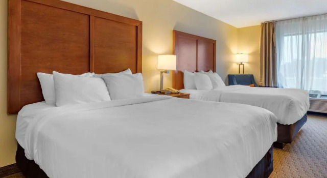Четырёхместный номер Standard с видом на бассейн Comfort Inn & Suites Black River Falls I-94