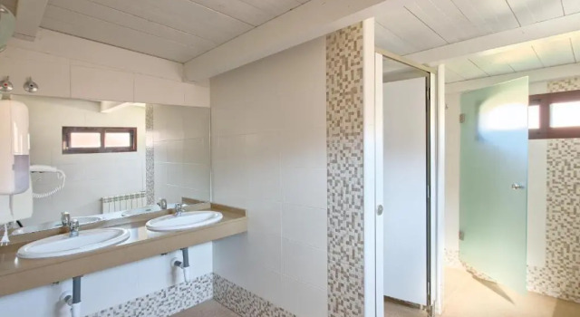 Кровать в общем номере Albergue LaMorena