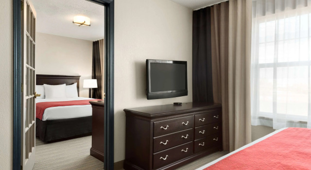 Country Inn & Suites by Radisson, Kansas City at Village West, KS