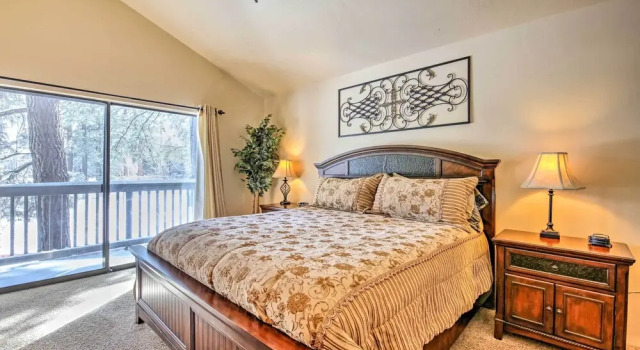 Апартаменты Steps to Golf Course: Condo w/ Grill in Pinetop!