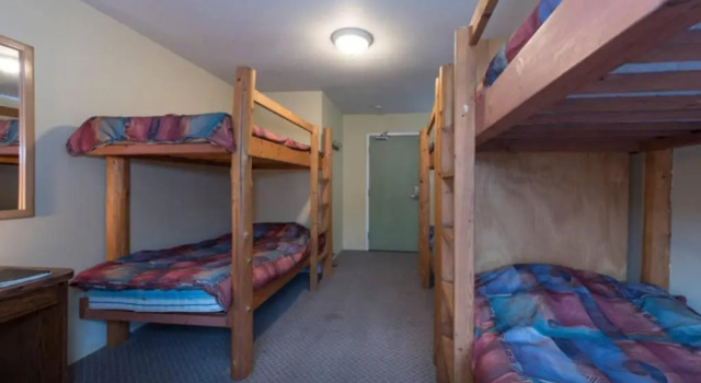 Кровать в общем номере (женский номер) Squamish Adventure Inn