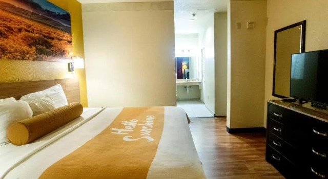 Двухместный номер Deluxe Days Inn & Suites by Wyndham Houston North/Aldine