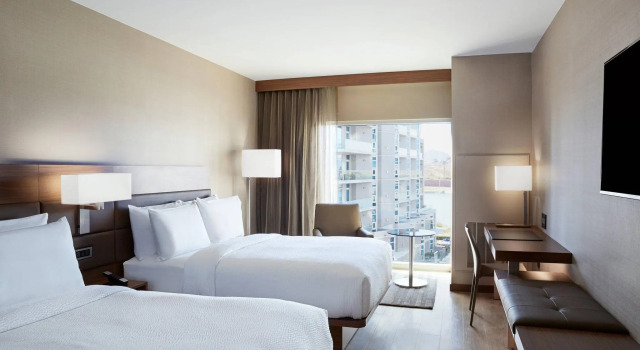Четырёхместный номер Standard с видом на озеро AC Hotel by Marriott Phoenix Tempe/Downtown