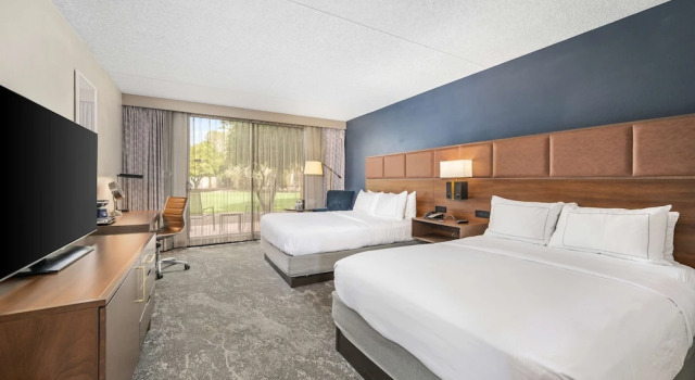 Четырёхместный номер Standard с красивым видом из окна DoubleTree by Hilton Tucson-Reid Park