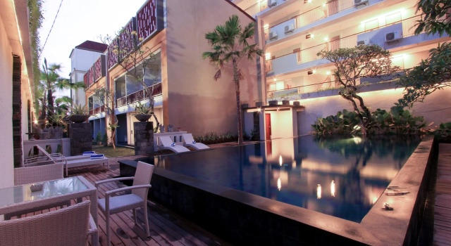 Люкс с видом на бассейн Kamini Legian Hotel