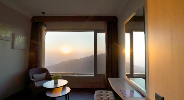 Клубный номер Standard с красивым видом из окна Amritara Surya - A Luxury Spa Retreat