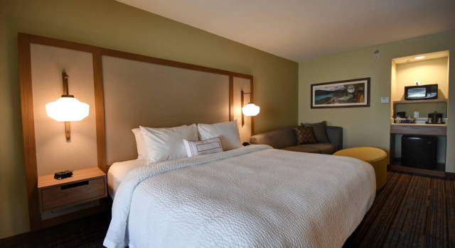 Люкс Fairfield Inn & Suites by Marriott Milwaukee North