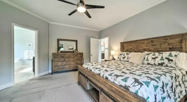 Коттедж Striking Waynesville Home w/ Mtn Views & Deck
