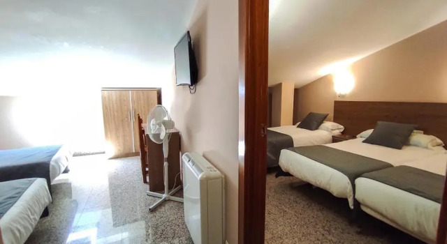 Четырёхместный номер Economy Hotel Arcos Catedral