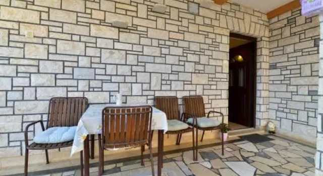 Aleks House with Apartments