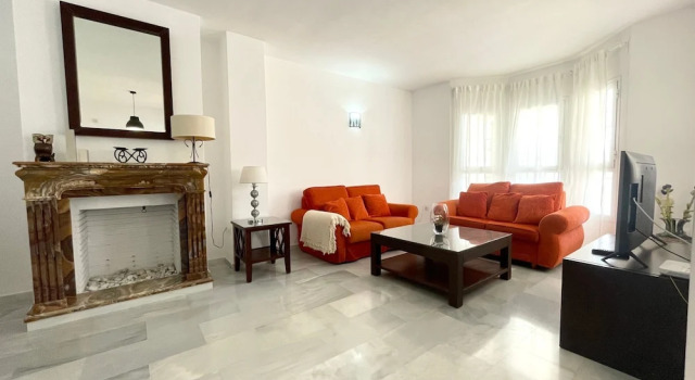 Spacious Poolside 3 Bedroom F-5, Забронировать Апартаменты/квартира Отели Марбелья с парковкой, Парковка
