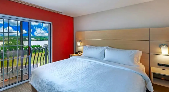 Номер Standard с видом на реку Holiday Inn Express Hotel and Suites Jenks by IHG