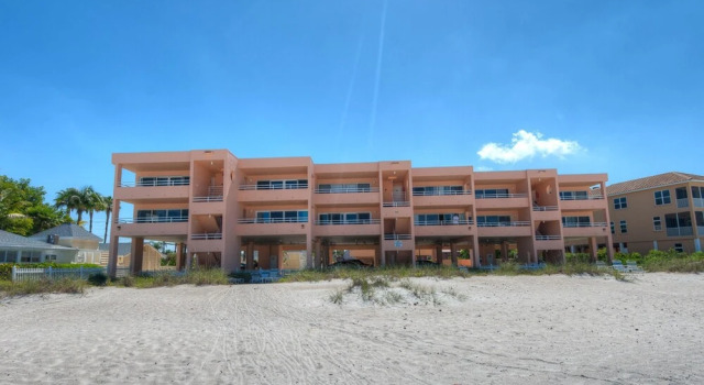 Coquina Beach Club 203, Забронировать Апартаменты/квартира Отели Брейдентон с бассейном, рядом с Центр парасейлинга "Фан-энд-Сан Парасейл", Бассейн