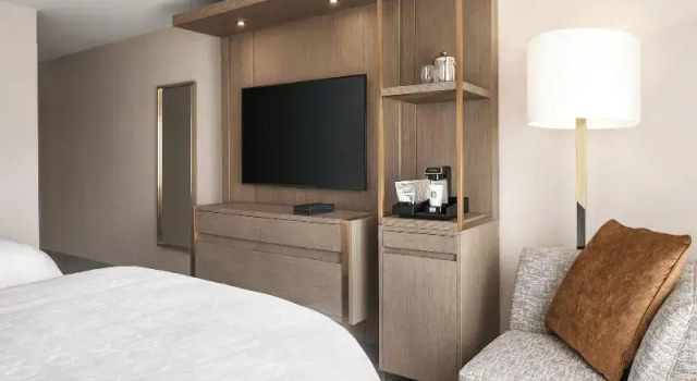 Четырёхместный клубный номер Standard Madison Marriott South