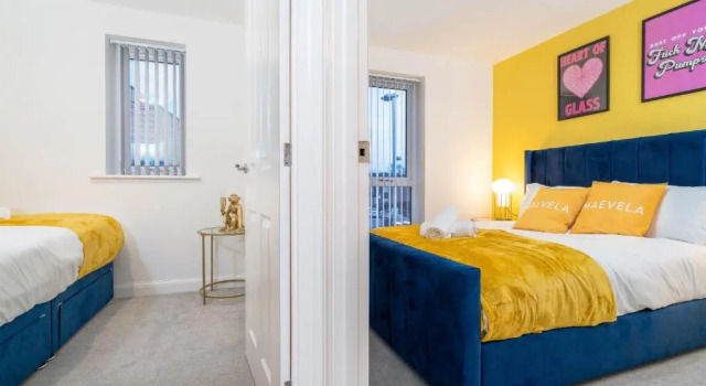 COSY Stylish 2 Bed House ✘ L SHAPE SOFA ☆ FREE PARKING, 2 Car Spaces → With 55 Inch Smart TV, FREE NETFLIX & WIFI - BY MAEVELA®