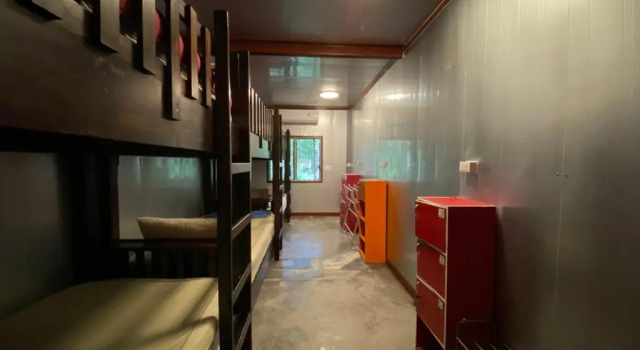 Кровать в общем номере Orchard House Resort