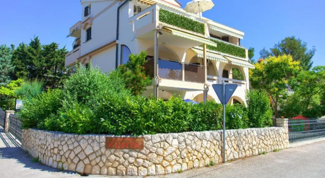 Villa Punta 1st Floor, Prenota Villa Hotel a Isole Quarnerine con parcheggio, Parcheggio