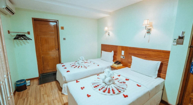 Superior Twin room Hotel 8