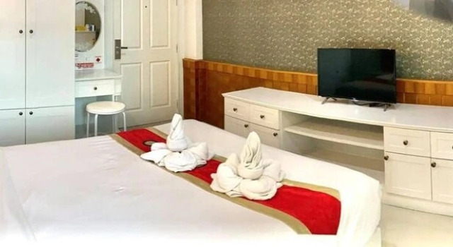 Люкс с балконом Ploy's Pearl Hotel
