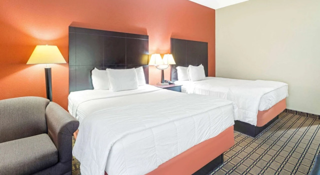 Четырёхместный люкс Executive La Quinta Inn & Suites by Wyndham McAlester