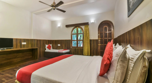 OYO 4977 Kristal Sands Beach Resort, Prenota Resort Hotel a Goa con piscina, Piscina