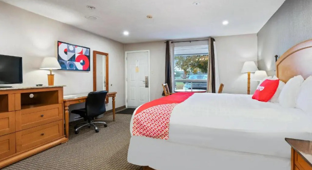 Люкс First Canada Hotel Cornwall Hwy 401 ON