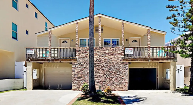 By the Beach in South Padre Island by RedAwning, Забронировать Дом для отпуска Виллы Саут-Падре-Айленд, рядом с Аквапарк Schlitterbahn Beach, Вилла