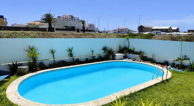 Кровать в общем номере Vagueira Guest House