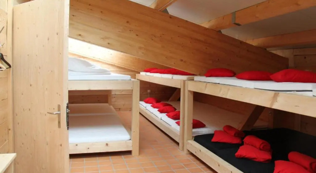 Кровать в общем номере Loft-Inn