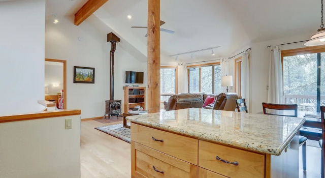 7 Cedar Private Cul-de-sac include Hot Tub with Forest View by RedAwning