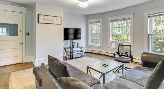 Апартаменты 2 Mi to Dtwn! Walkable Minneapolis Apt w/ Deck