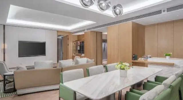 Люкс Deluxe Holiday Inn Wuhan Houguan Lake by IHG
