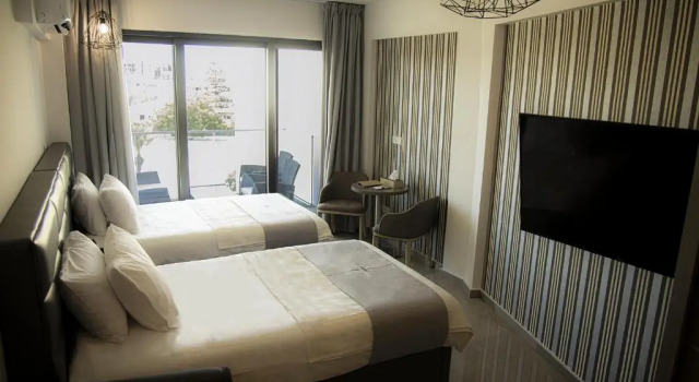 Standard Twin room with balcony Jimmys Suites