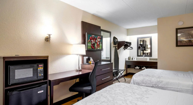 Четырёхместный номер Deluxe Red Roof Inn PLUS+ West Springfield