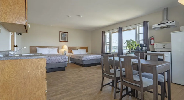 Четырёхместный номер Standard с видом на озеро Novastar Motel On The Lake