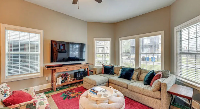Artsy Bungalow w/ Yard in Dtwn San Antonio, Rezerwuj Dom wakacyjny Domki letniskowe w Bexar County, Domek