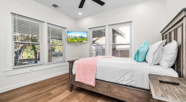 Bold Bright 4br/3.5full Baths Near Riverwalk Dtown, Забронировать Дом для отпуска Сан-Антонио Bexar County, рядом с Southern Pacific Railroad Passenger Station