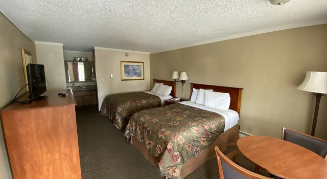 Четырёхместный номер Standard с балконом Snowshoe Motel