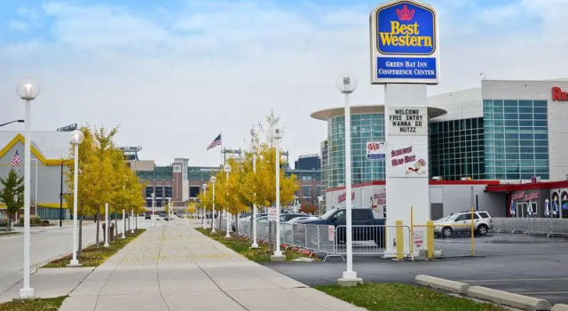 Кровать в общем номере Best Western Green Bay Inn and Conference Center