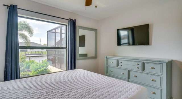 Коттедж 6 Mi to Dtwn: Waterfront Cape Coral Home w/ Pool!
