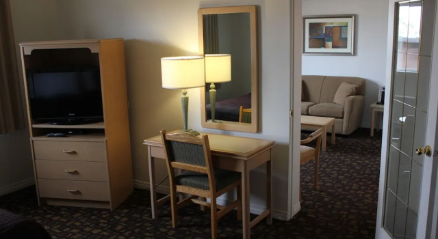 Четырёхместный люкс Standard Coronet Hotel