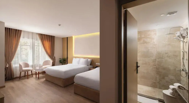 Четырёхместный номер Comfort с видом на город Elegance Grand City Hotel